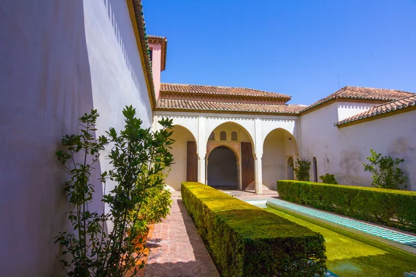 Cortili e giardini del famoso Palazzo dell'Alcazaba in M — Foto Stock