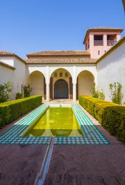 Innenhöfe und Gärten des berühmten Palastes der Alcazaba in m — Stockfoto