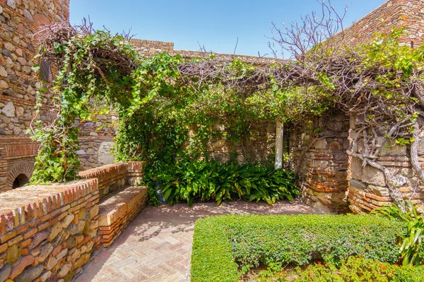 Patios y jardines del famoso Palacio de la Alcazaba en M — Foto de Stock