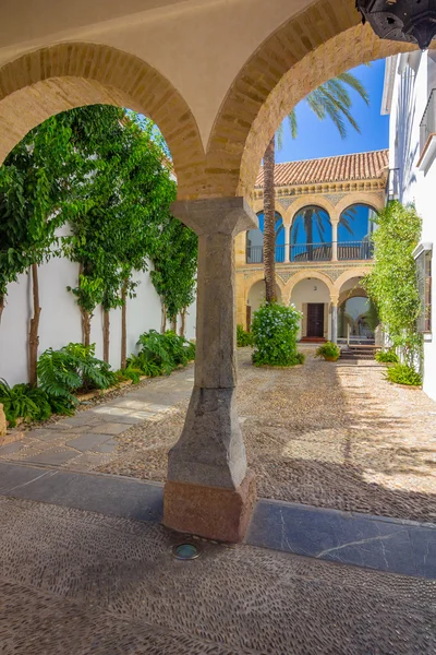 Pátio típico andaluz decorado com arcos de flores e c — Fotografia de Stock