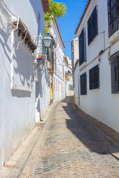 Strade decorate con fiori e finestre sbarrate tipiche del — Foto Stock