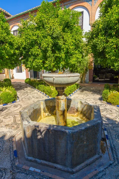 Kleine decoratieve fontein in stad van Cordoba, Spanje — Stockfoto