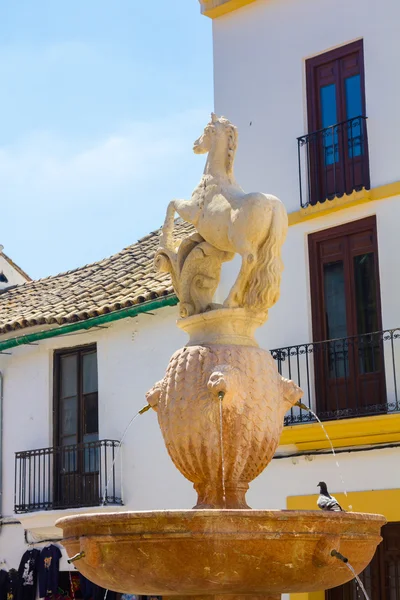 Kleine decoratieve fontein in stad van Cordoba, Spanje — Stockfoto