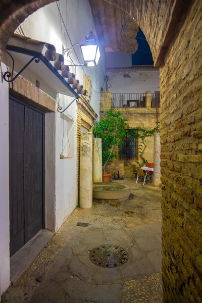 Typique belles rues propres de la ville Cordoue, Espagne — Photo