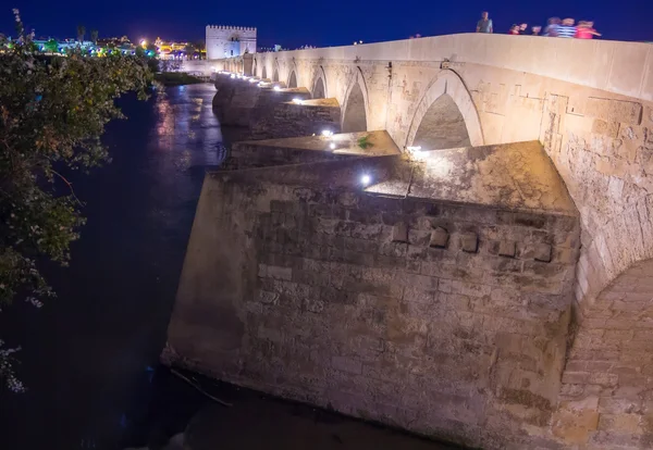 Cordoba, İspanya Guadalquivir Nehri üzerinde Roma köprüsü — Stok fotoğraf