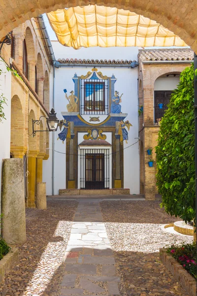 Arcos nas ruas da cidade de Córdoba, Espanha — Fotografia de Stock