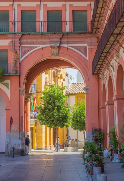 Arches dans les rues de la ville de Cordoue, Espagne — Photo
