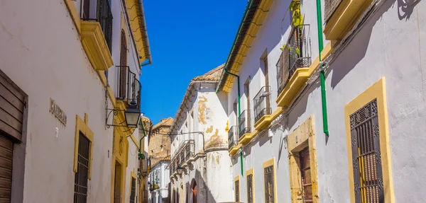 Típicas casas encaladas a lo largo de las calles de la ciudad de Cord — Foto de Stock