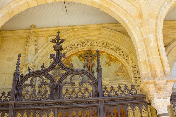 Entrée de l'église avec belle décoration en fer forgé — Photo