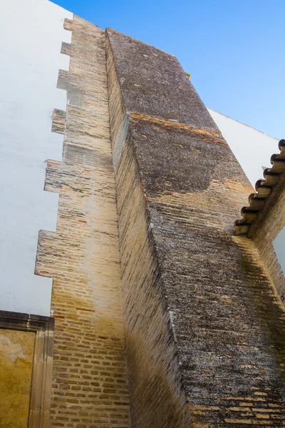 Vieille colonne de briques avec mousse — Photo