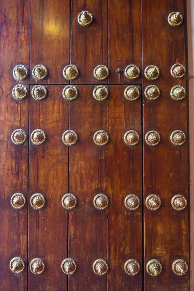 Fundo de madeira com detalhes de bronze — Fotografia de Stock