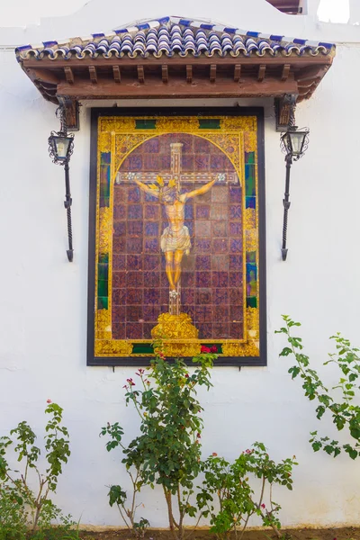 Kleine altaar met een Christus Andalusische tegels op een witte muur — Stockfoto