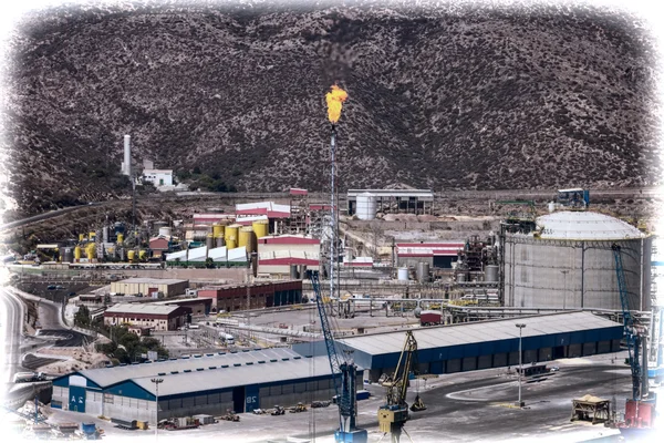 Refinery with the chimney causing fire — Stock Photo, Image