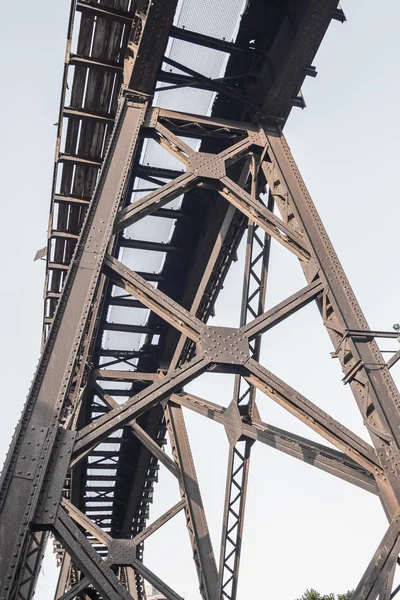 Estrutura de ferro velho para transportar minerais para louvar barcos almeria — Fotografia de Stock