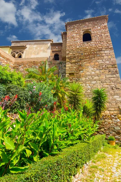Дворы и сады знаменитого Дворца Альказаба в М — стоковое фото