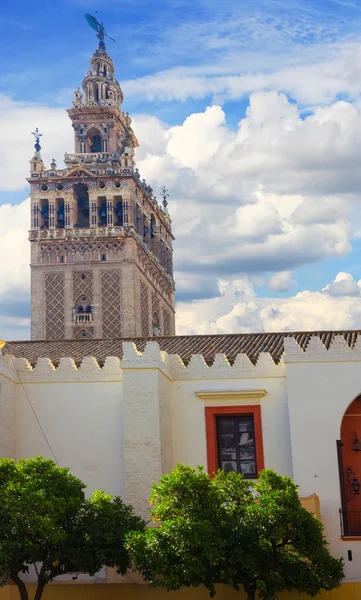 Näkymä kuuluisa Giralda Sevillassa, Espanja — kuvapankkivalokuva