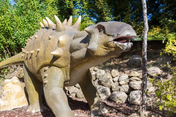 Dinosaurier mit großen Ähren tuojiangosaurus — Stockfoto