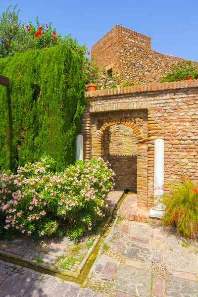 Cortili e giardini del famoso Palazzo dell'Alcazaba in M — Foto Stock