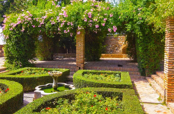 Patios y jardines del famoso Palacio de la Alcazaba en M — Foto de Stock