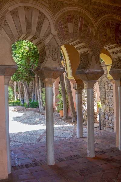 Details voor ingerichte deuren van Arabische stijl in het beroemde paleis van — Stockfoto