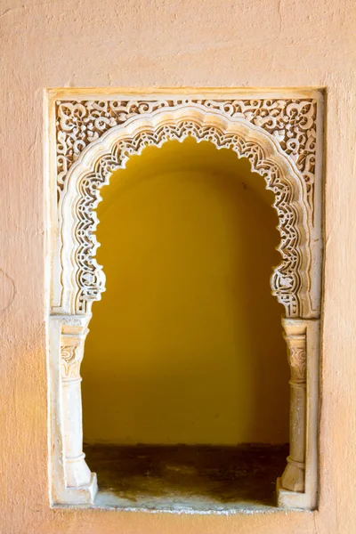 Szczegóły dotyczące zdobione drzwi arabskiego stylu w słynnego Pałacu — Zdjęcie stockowe