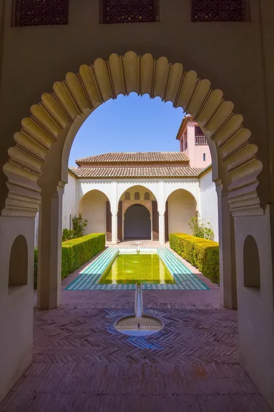 Details der verzierten Türen im arabischen Stil im berühmten Palast von — Stockfoto