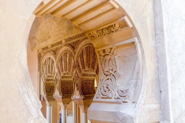 Dettagli di porte decorate in stile arabo nel famoso Palazzo di — Foto Stock