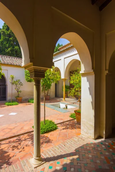 Detalles de las puertas decoradas de estilo árabe en el famoso Palacio de —  Fotos de Stock