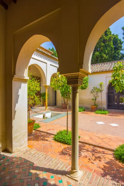 Detalles de las puertas decoradas de estilo árabe en el famoso Palacio de —  Fotos de Stock