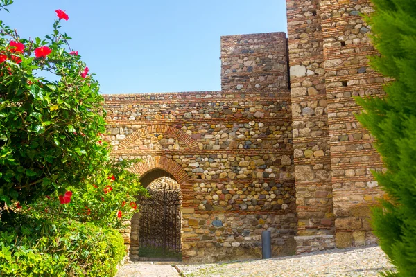 Accesso di stile arabo nel famoso Palazzo dell'Alcazaba a Mal — Foto Stock