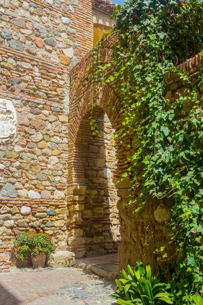 Acceso de estilo árabe en el famoso Palacio de la Alcazaba en Mal — Foto de Stock