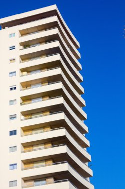 Beyaz Mavi gökyüzü perspektifinden modern gökdelenler
