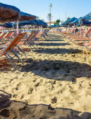 satırları mavi ve güneş şezlong şemsiye portakal sahilde