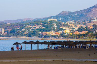 Malaga İspanya Malagueta Plajı gün batımında şemsiye