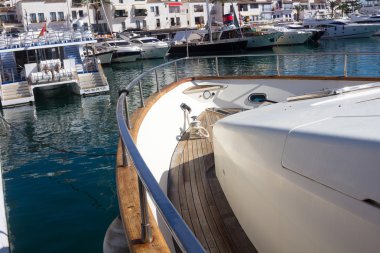 bir yat limanında demirlemiş yay tekneler