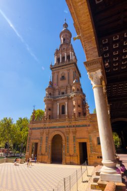 Çan kulesinde ünlü Plaza İspanya'nın Seville, İspanya
