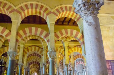 kemerli ve ünlü Camii o kırmızı ve beyaz renk sütunlarının