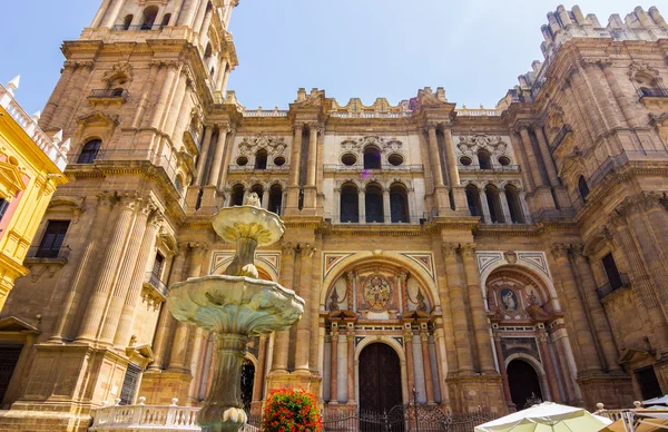 Cathedral Square en het Bisschoppelijk paleis in Malaga, Spanje — Stockfoto