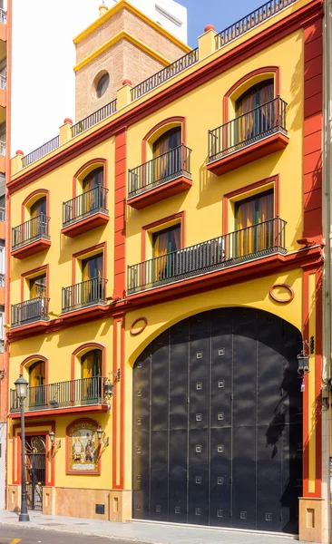 Elegante edificio de apartamentos con una gran puerta de coches en el ci — Foto de Stock