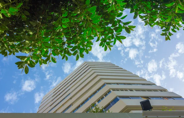 青い空の視点にホワイトのモダンな高層ビル — ストック写真