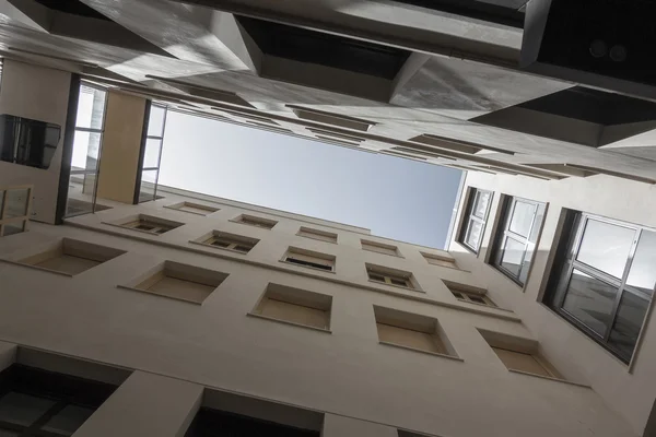 Moderne architectuur perspectief werf witte gebouw met windows — Stockfoto