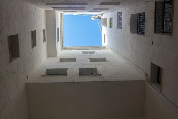 Mooi perspectief het platform witte gebouw met blauwe hemel — Stockfoto