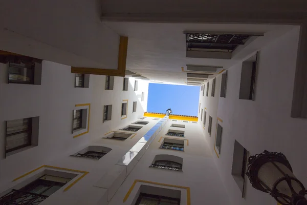 Hermosa perspectiva arquitectura edificio blanco con cielo azul — Foto de Stock