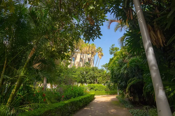 Paths to stroll through the gardens of the Parque de Malaga, Spa — Stock Photo, Image