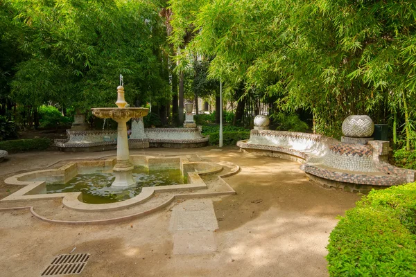 Piękne ozdobne fontanny bardzo urządzone w parku Ma — Zdjęcie stockowe