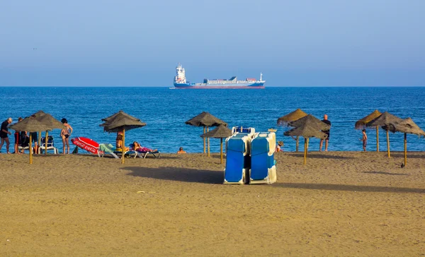 Viaggio Spiaggia di Malagueta con palme e mare blu a Malaga Sp — Foto Stock