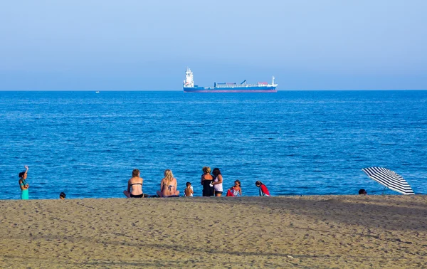 Familjer njuta av det blå havet på stranden Malagueta i Málaga Spa — Stockfoto