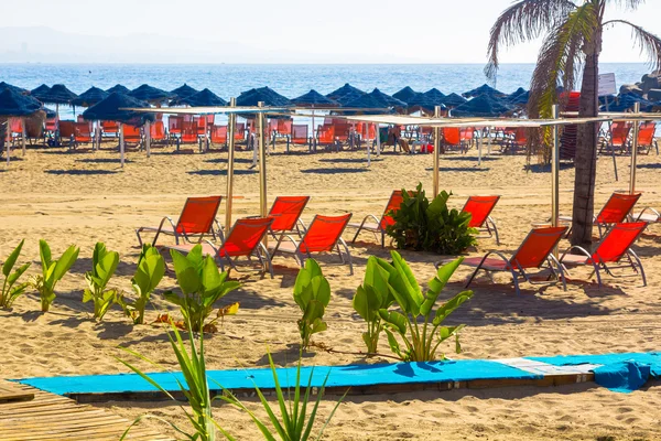 Přístup na slavnou pláž s lehátky a slunečníky Pue — Stock fotografie