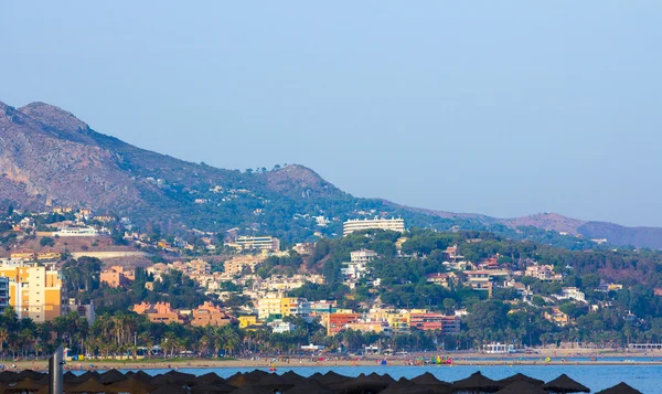 Palmiye ağaçları ve Malaga Sp mavi denizlerde seyahat Malagueta Plajı — Stok fotoğraf