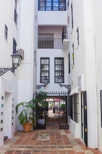Ulice z bielonymi budynkami typowymi dla Puerto Banus, Mala — Zdjęcie stockowe